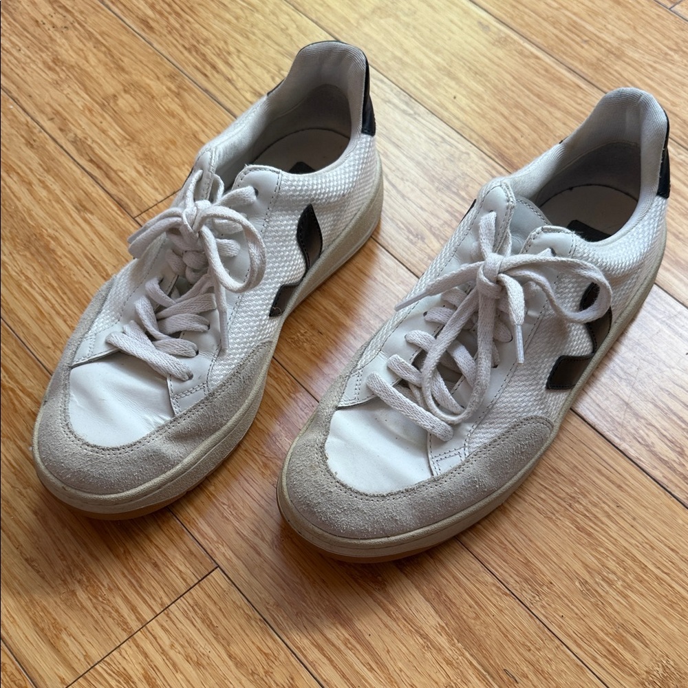 Veja V12 White and Black unisex Sneakers